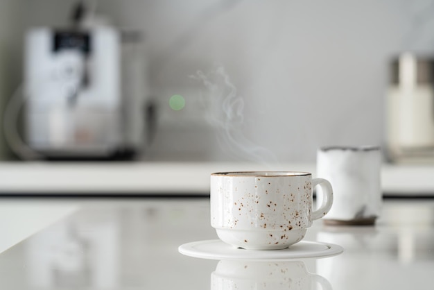 Tazza bianca sul tavolo bianco