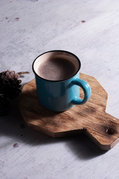 Tazza blu con bevanda al cioccolato