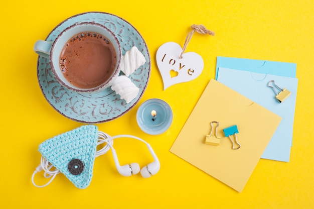 Tazza blu di cioccolata calda e note vuote