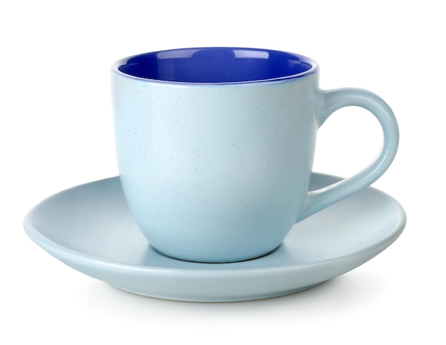 Tazza blu e piattino isolati su sfondo bianco