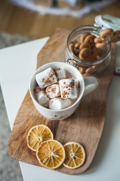 Tazza calda di cacao con marshmallow e biscotti di pan di zenzero Decorazioni ecologiche natalizie Regali per le vacanze invernali di Capodanno