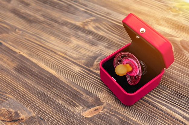 Tazza ciuccio per bambini in confezione regalo rosa su fondo in legno