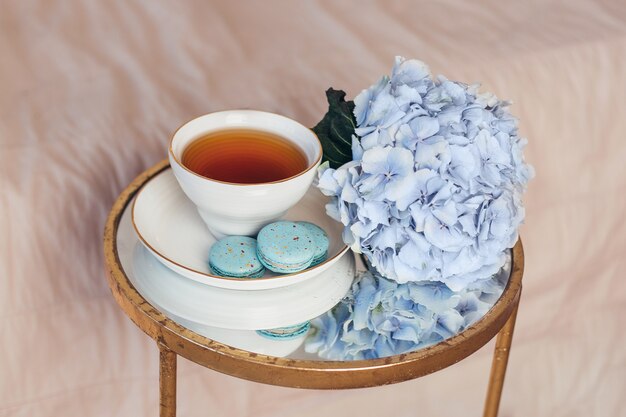 Tazza colazione romantica di amaretti di tè e fiore di ortensia blu