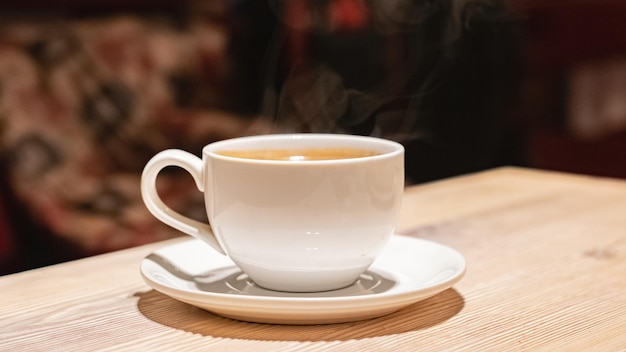 Tazza con caffè aromatico su un tavolo di legno