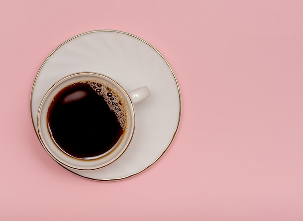 Tazza con caffè nero su una rosa