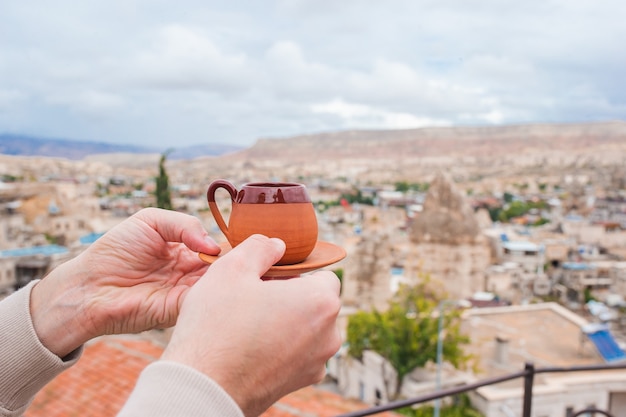 Tazza con caffè turco tradizionale su uno sfondo di una valle in cappadocia turchia