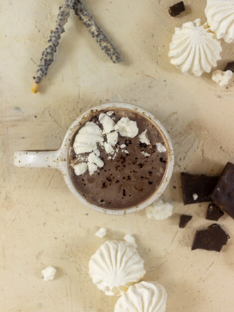 tazza con cioccolata calda dall'alto