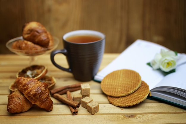 Tazza con cornetto al tè libro