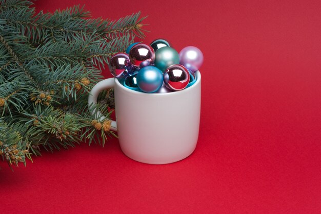 Tazza con decorazioni multicolori per l'albero di Natale