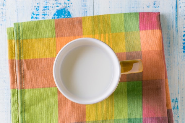 Tazza con latte su un fondo di legno