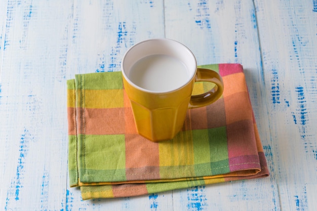 Tazza con latte su un fondo di legno