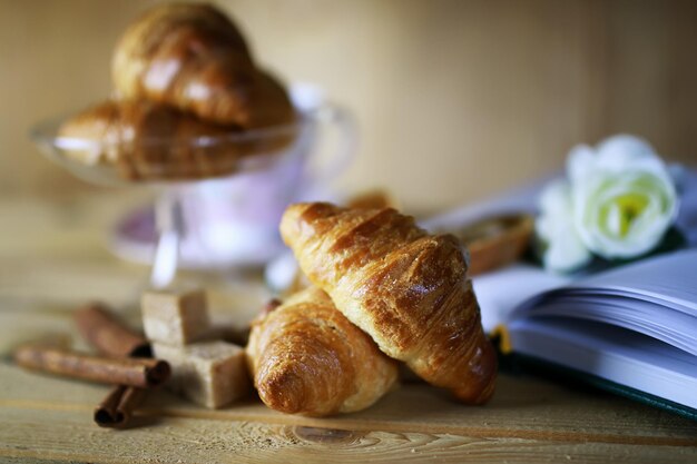 Tazza con libro di croissant al tè