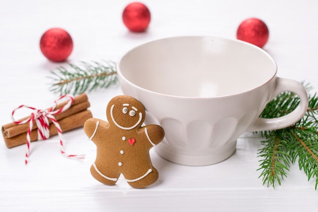 Tazza con marshmallow e biscotti di panpepato