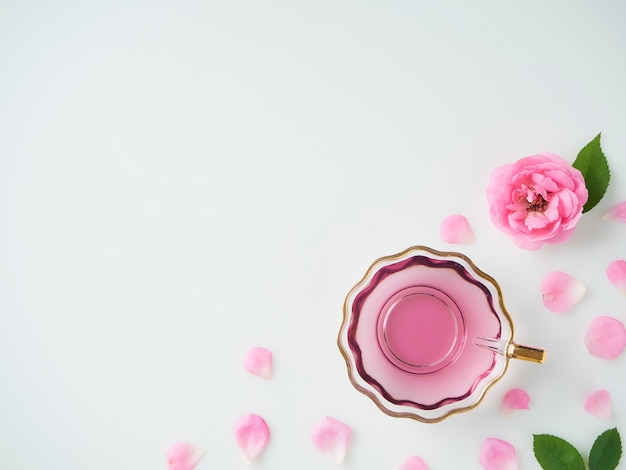 tazza con olio estratto dalle rose