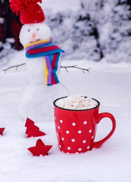 Tazza con pois bianchi con cioccolata calda e marshmallow