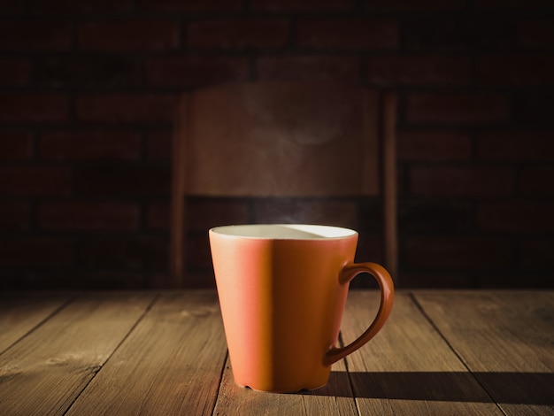 Tazza con tè caldo sul tavolo