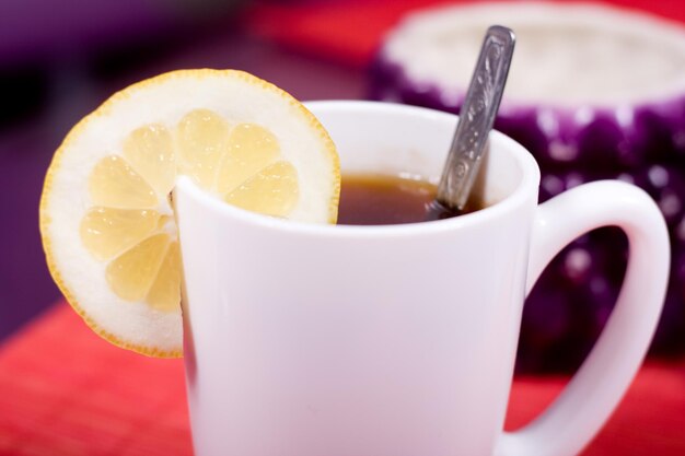 Tazza con tè nero e zuccheriera