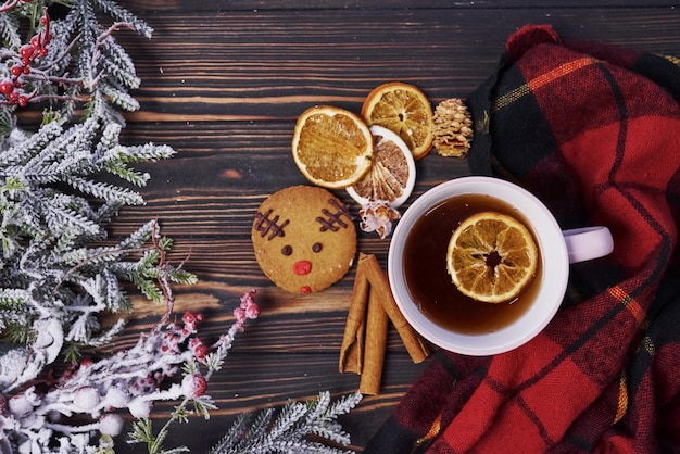 Tazza con tè. Vista dall'alto della cornice festiva di natale con decorazioni di capodanno.