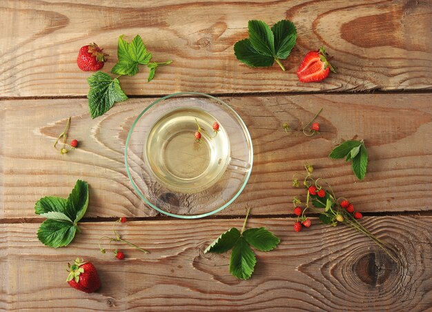 Tazza con tisana di fragole e fragola