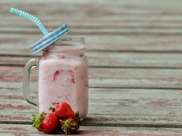 Tazza con yogurt e fragole