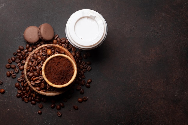 Tazza da asporto chicchi di caffè tostati e caffè macinato