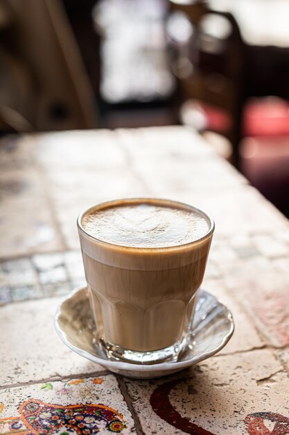 Tazza da caffè bianco latte con arte a forma di cuore nella caffetteria Vista dall'alto