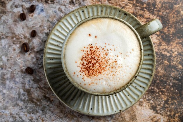 Tazza da caffè cappuccino sul piattino