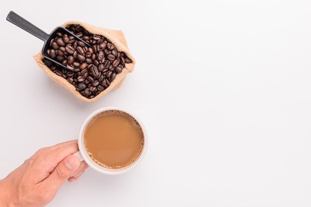 Tazza da caffè, chicchi di caffè, scena di sfondo bianco