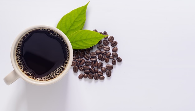 Tazza da caffè, chicchi di caffè, scena di sfondo bianco