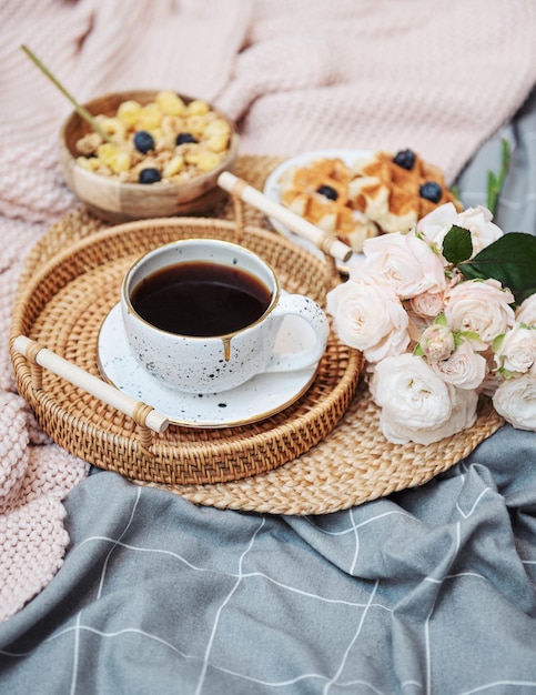 Tazza da caffè con bouquet di rose colazione romantica con fiori