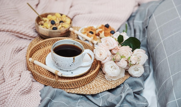 Tazza da caffè con bouquet di rose colazione romantica con fiori