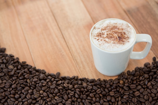 Tazza da caffè con chicchi di caffè tostati