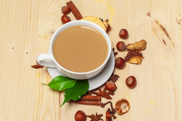 Tazza da caffè con piattino su una vista dall'alto di fondo in legno