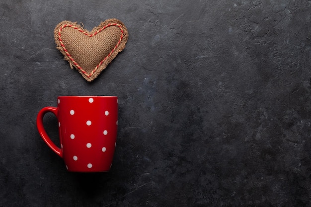 Tazza da caffè e decorazioni a forma di cuore