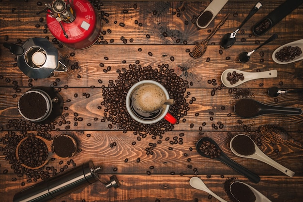 Tazza da caffè e macinacaffè con altri accessori.