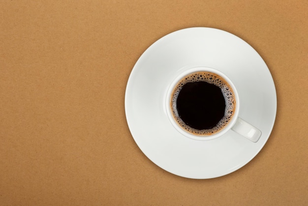 Tazza da caffè espresso completamente bianca su marrone