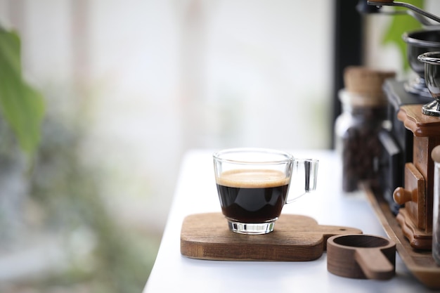 Tazza da caffè espresso su vassoio in legno