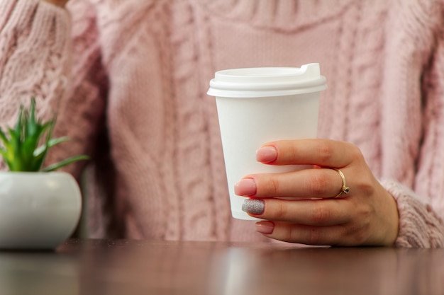 Tazza da caffè in carta bianca con tappo in plastica