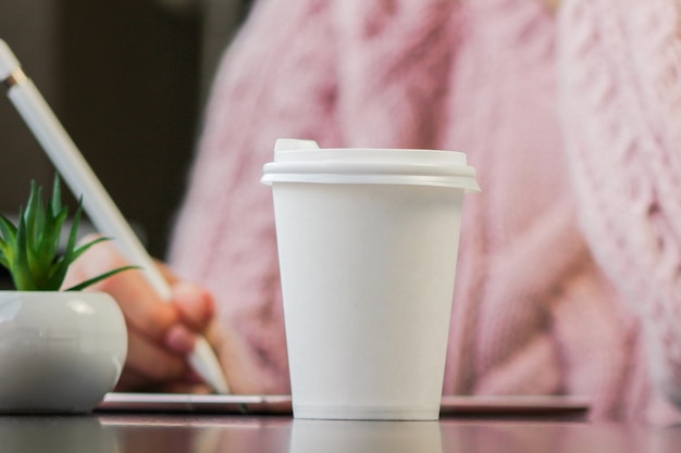 Tazza da caffè in carta bianca con tappo in plastica