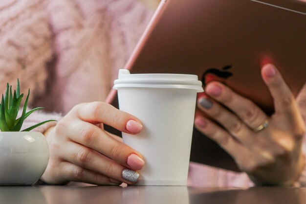 Tazza da caffè in carta bianca con tappo in plastica