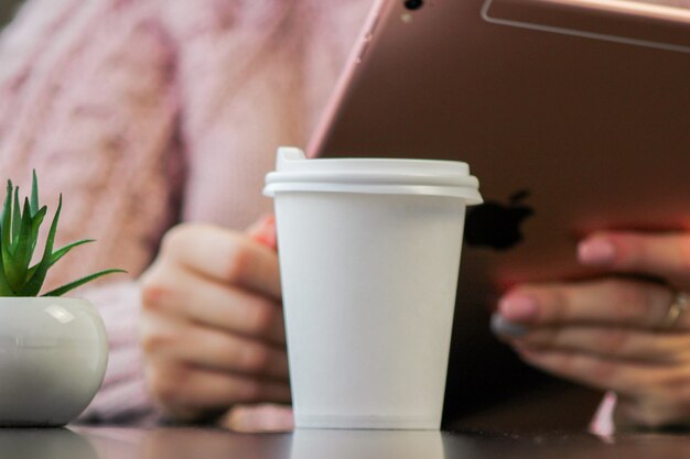 Tazza da caffè in carta bianca con tappo in plastica