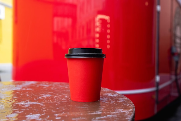 Tazza da caffè in carta rossa con coperchio in plastica nera