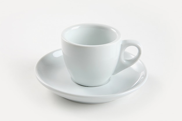 Tazza da caffè in ceramica bianca.