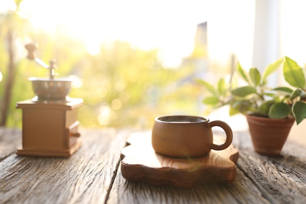 Tazza da caffè in legno e macinacaffè