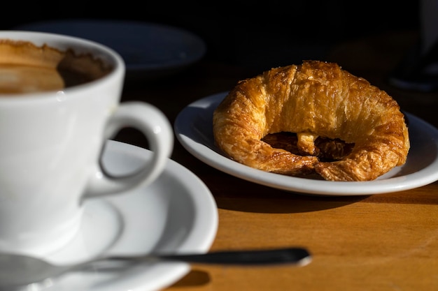 Tazza da caffè in stile argentino con croissant