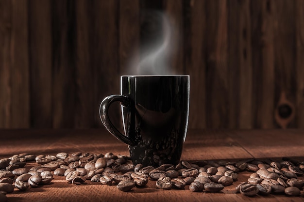 Tazza da caffè nera su legno vintage