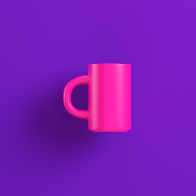 Tazza da caffè rosa sulla superficie viola