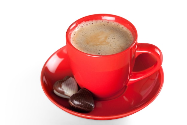 Tazza da caffè rossa e biscotti al cioccolato. Isolato su sfondo bianco