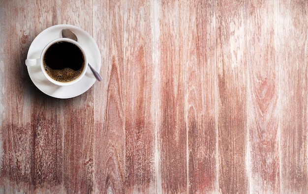 Tazza da caffè sul vecchio tavolo di legno