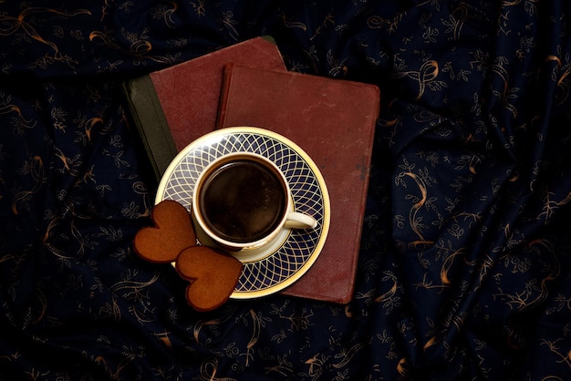 Tazza da caffè sullo sfondo del panno rugoso